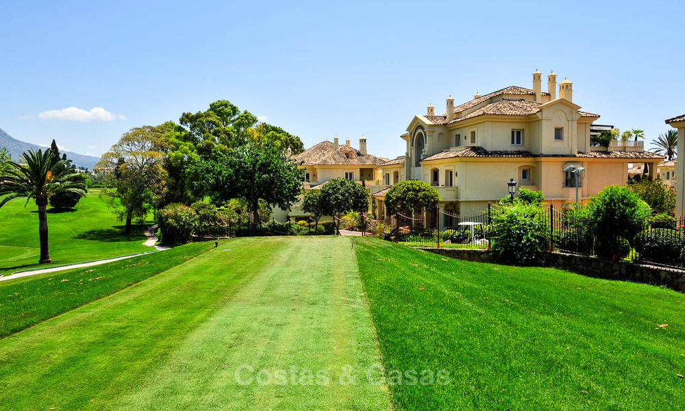 Spacious luxury penthouse with panoramic views for sale on a golf course in Nueva Andalucia, Marbella 32098