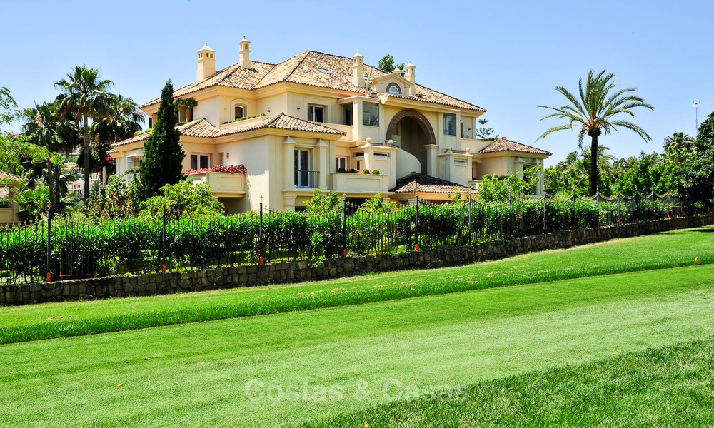 Spacious luxury penthouse with panoramic views for sale on a golf course in Nueva Andalucia, Marbella 32100