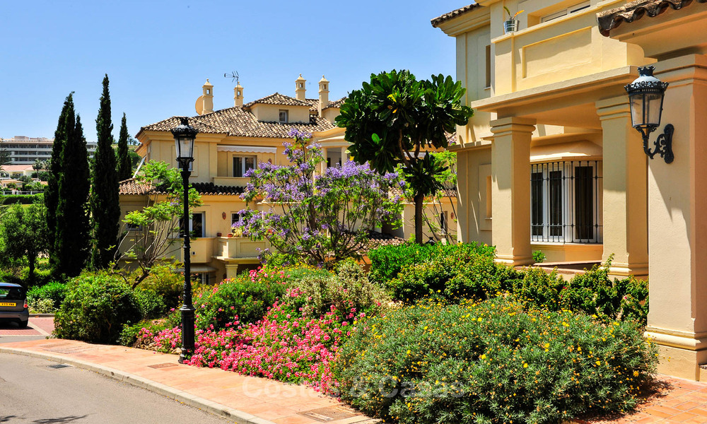 Spacious luxury penthouse with panoramic views for sale on a golf course in Nueva Andalucia, Marbella 32107