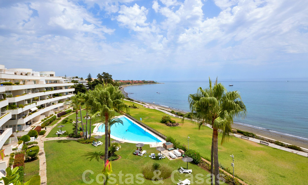 Frontline beach penthouse apartment for sale with private pool on the New Golden Mile, between Marbella and Estepona 32189