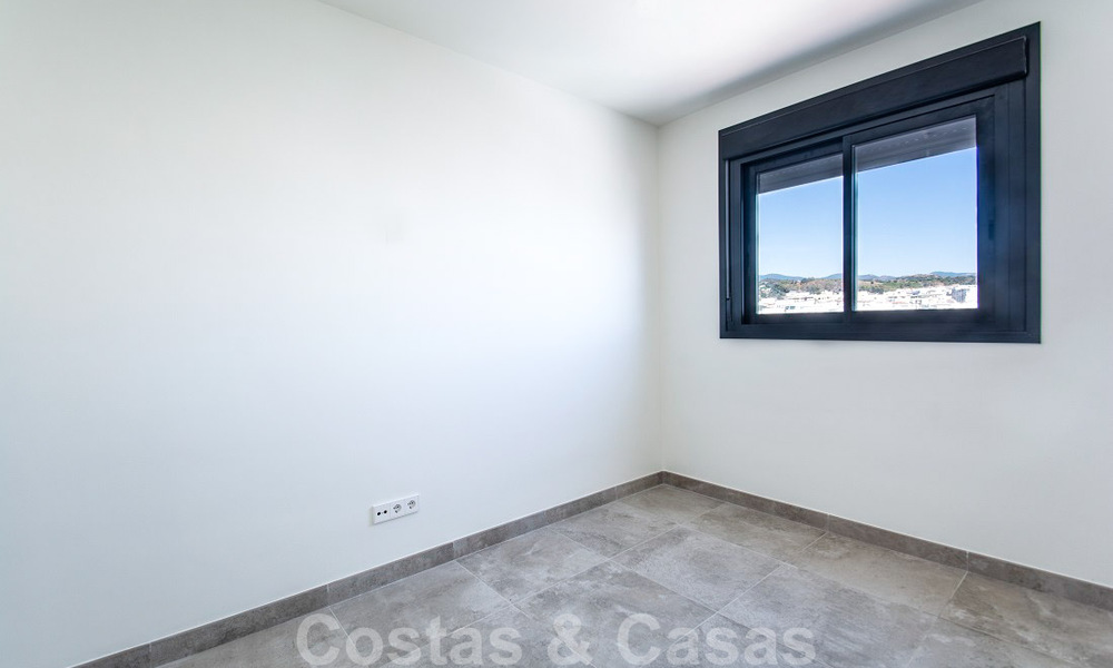 Elegant modern apartment with sea- and city views for sale in the centre of Estepona 32239