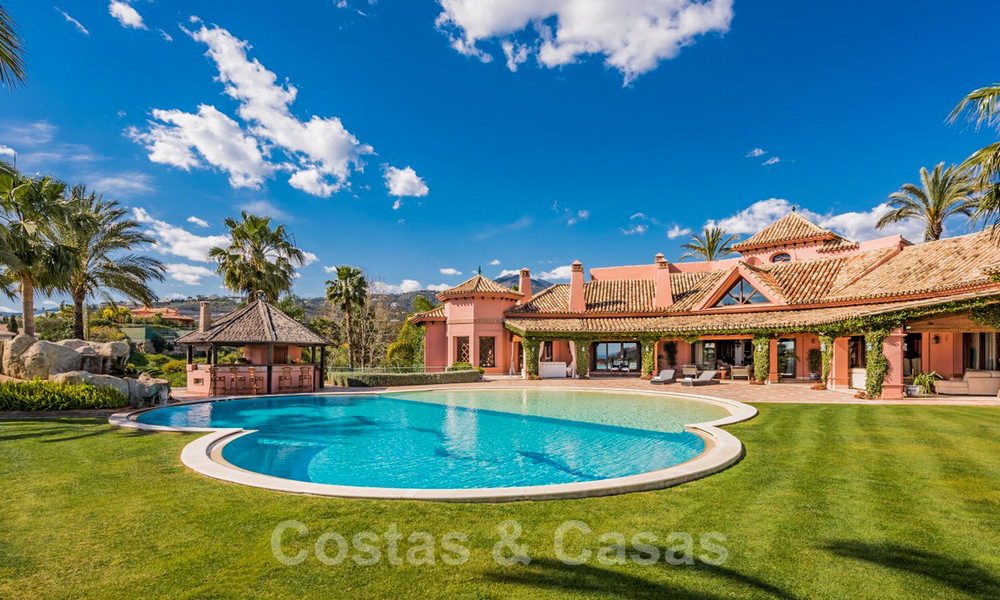 Elegant, Mediterranean style estate with sea views for sale in Benahavis - Marbella 32345