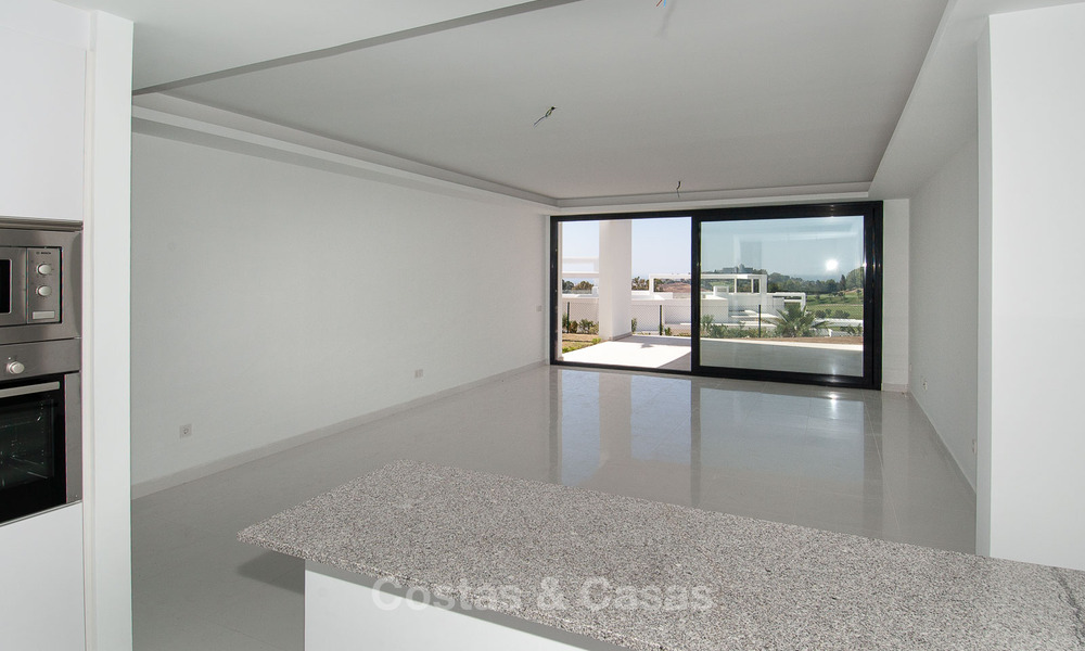 Modern 3-bedroom apartment for sale with partial sea view in a front-line golf complex in Benahavis - Marbella 32535