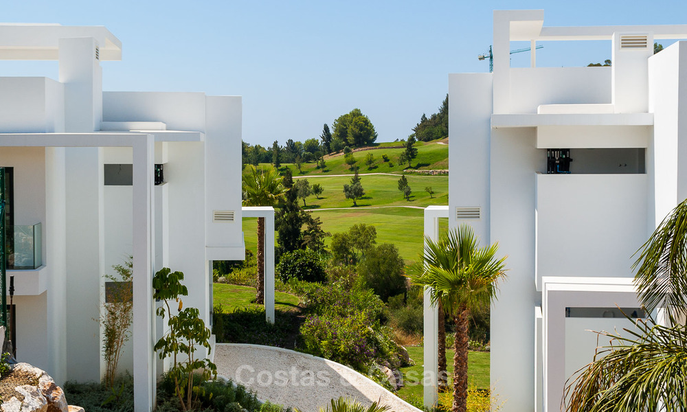 Modern 3-bedroom apartment for sale with partial sea view in a front-line golf complex in Benahavis - Marbella 32548