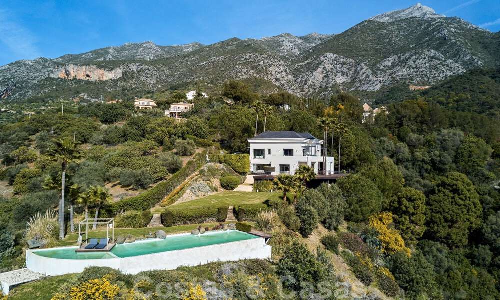Contemporary villa for sale in the middle of nature with breath-taking views of the lake, the mountains and the sea near Marbella 33125