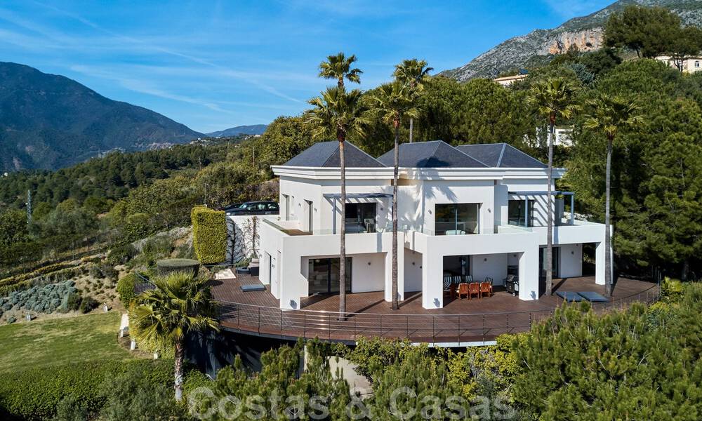 Contemporary villa for sale in the middle of nature with breath-taking views of the lake, the mountains and the sea near Marbella 33126
