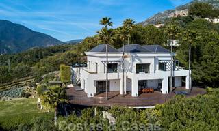 Contemporary villa for sale in the middle of nature with breath-taking views of the lake, the mountains and the sea near Marbella 33126 