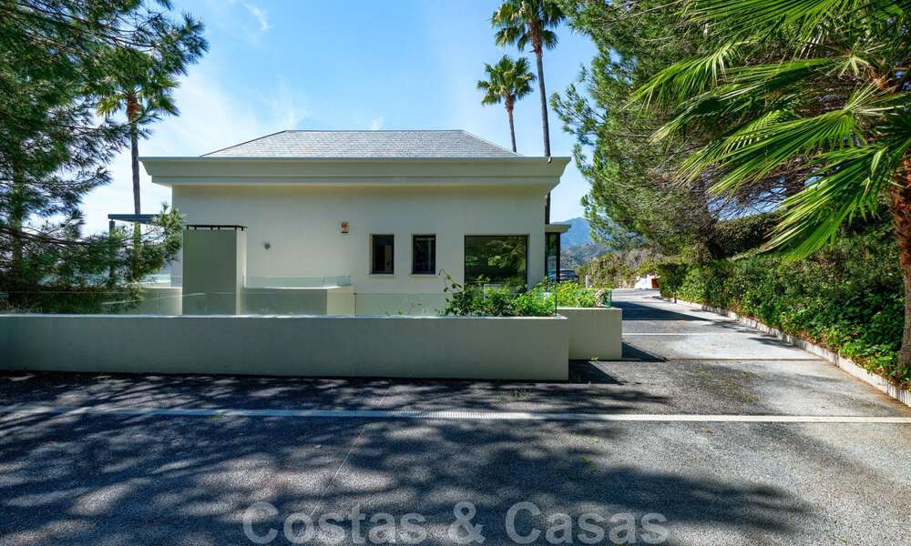 Contemporary villa for sale in the middle of nature with breath-taking views of the lake, the mountains and the sea near Marbella 33127
