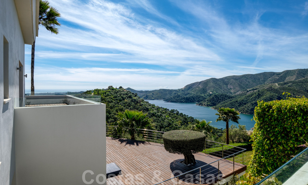Contemporary villa for sale in the middle of nature with breath-taking views of the lake, the mountains and the sea near Marbella 33131