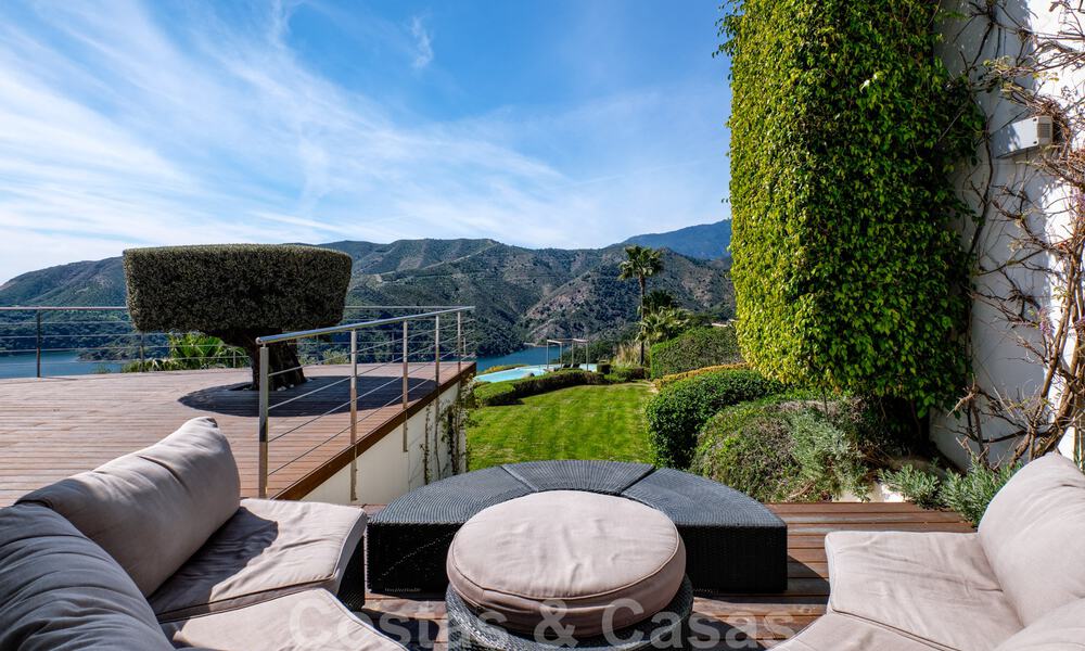 Contemporary villa for sale in the middle of nature with breath-taking views of the lake, the mountains and the sea near Marbella 33142