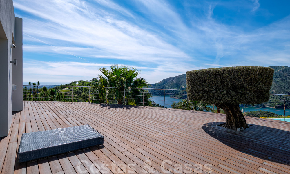Contemporary villa for sale in the middle of nature with breath-taking views of the lake, the mountains and the sea near Marbella 33143