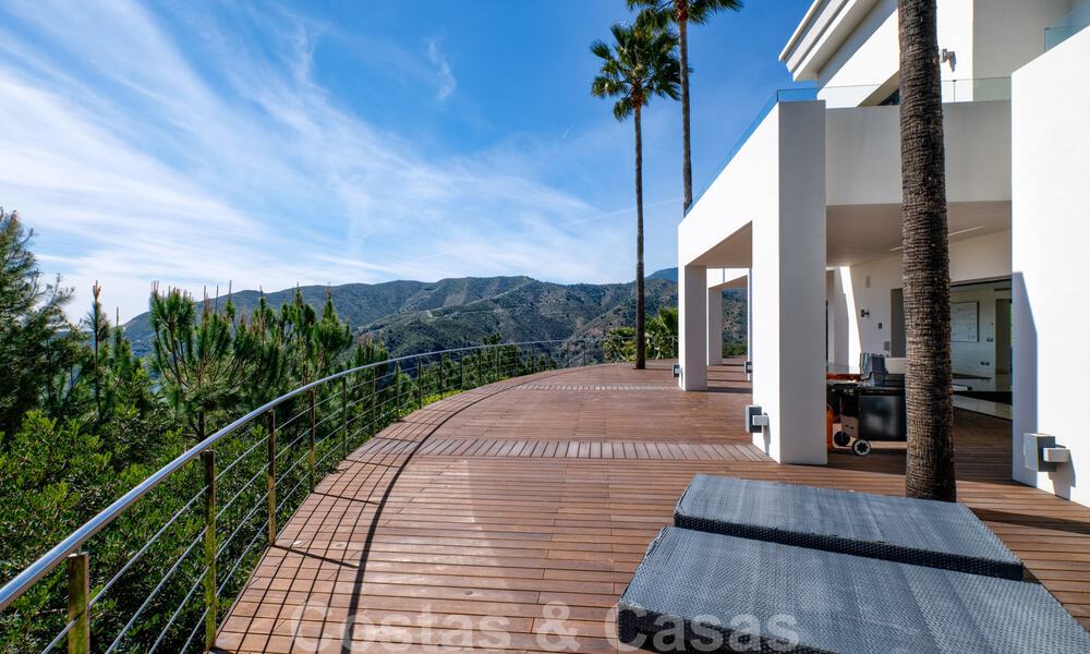 Contemporary villa for sale in the middle of nature with breath-taking views of the lake, the mountains and the sea near Marbella 33147