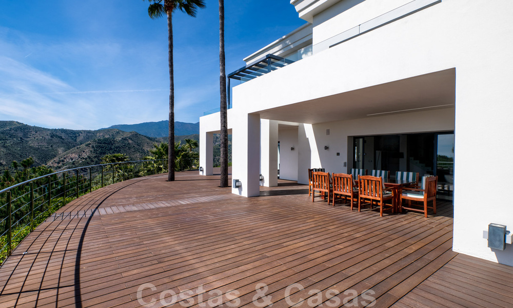 Contemporary villa for sale in the middle of nature with breath-taking views of the lake, the mountains and the sea near Marbella 33149