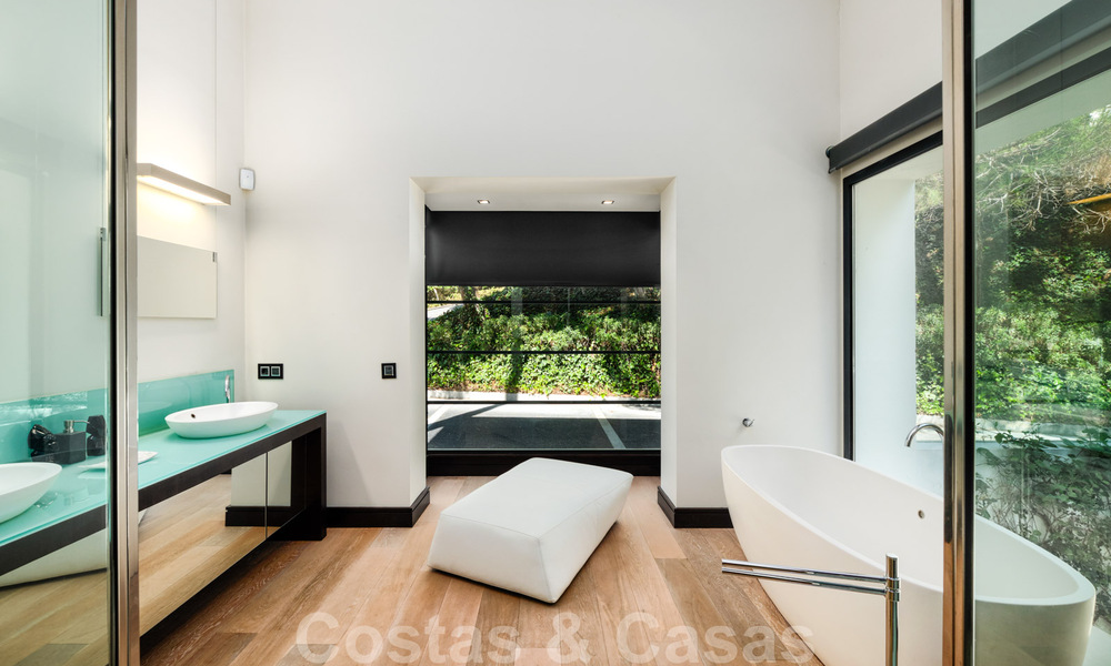 Contemporary villa for sale in the middle of nature with breath-taking views of the lake, the mountains and the sea near Marbella 33152