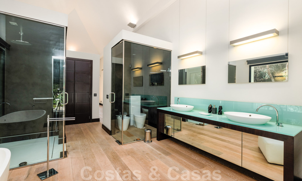 Contemporary villa for sale in the middle of nature with breath-taking views of the lake, the mountains and the sea near Marbella 33153