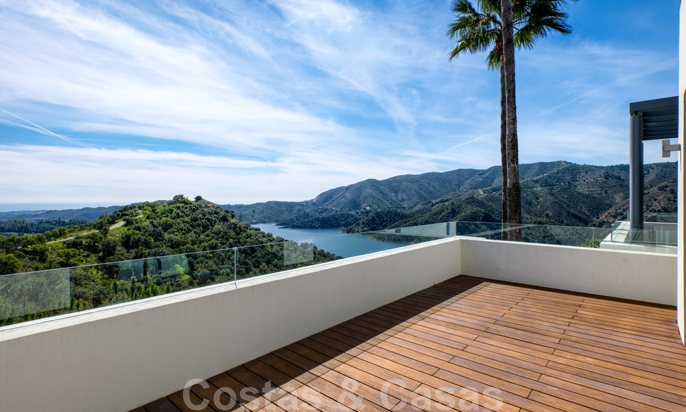 Contemporary villa for sale in the middle of nature with breath-taking views of the lake, the mountains and the sea near Marbella 33163