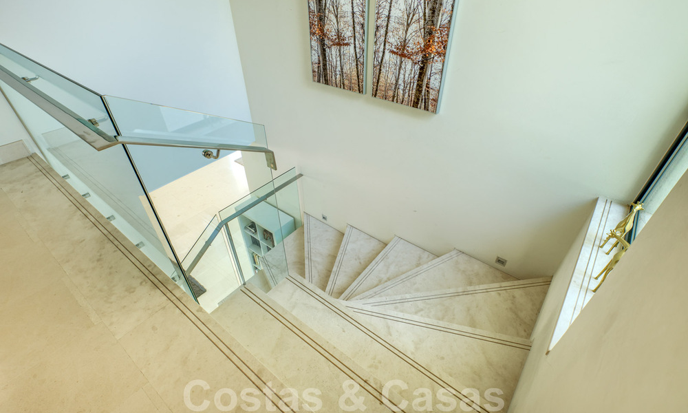 Contemporary villa for sale in the middle of nature with breath-taking views of the lake, the mountains and the sea near Marbella 33167