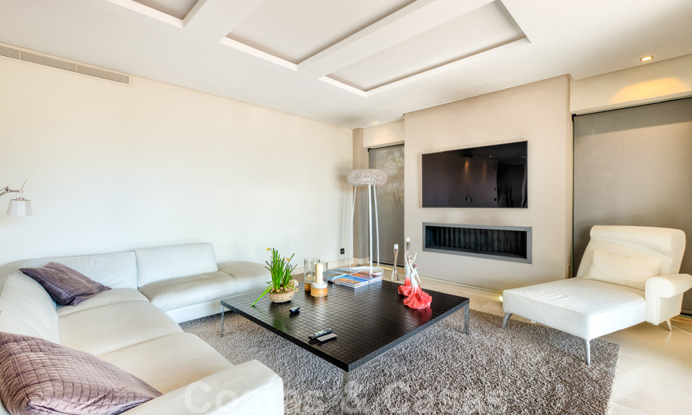 Contemporary villa for sale in the middle of nature with breath-taking views of the lake, the mountains and the sea near Marbella 33172