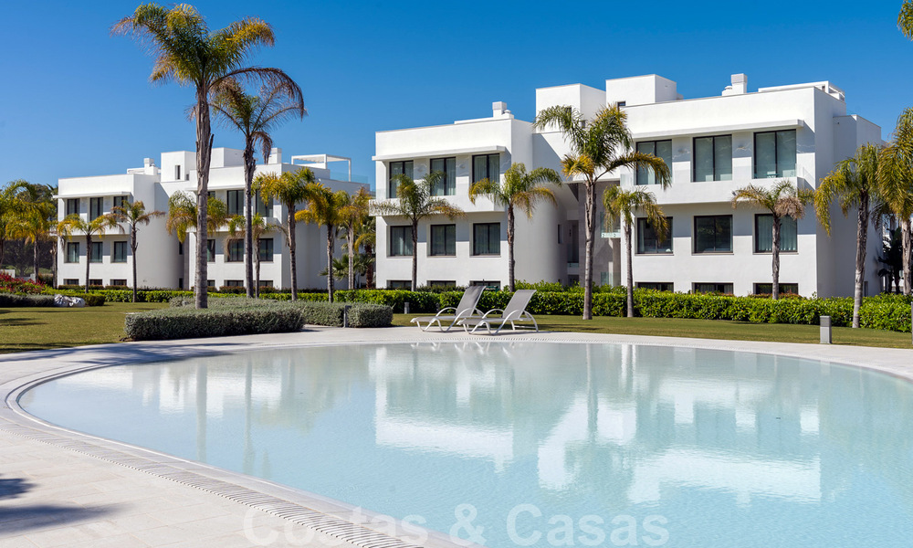 Move in ready! Modern designer penthouse with 3 bedrooms for sale in luxury resort in Marbella - Estepona 33399