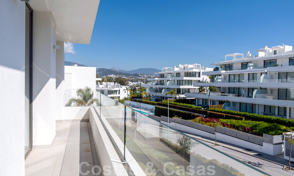 Move in ready! Modern designer penthouse with 3 bedrooms for sale in luxury resort in Marbella - Estepona 33407