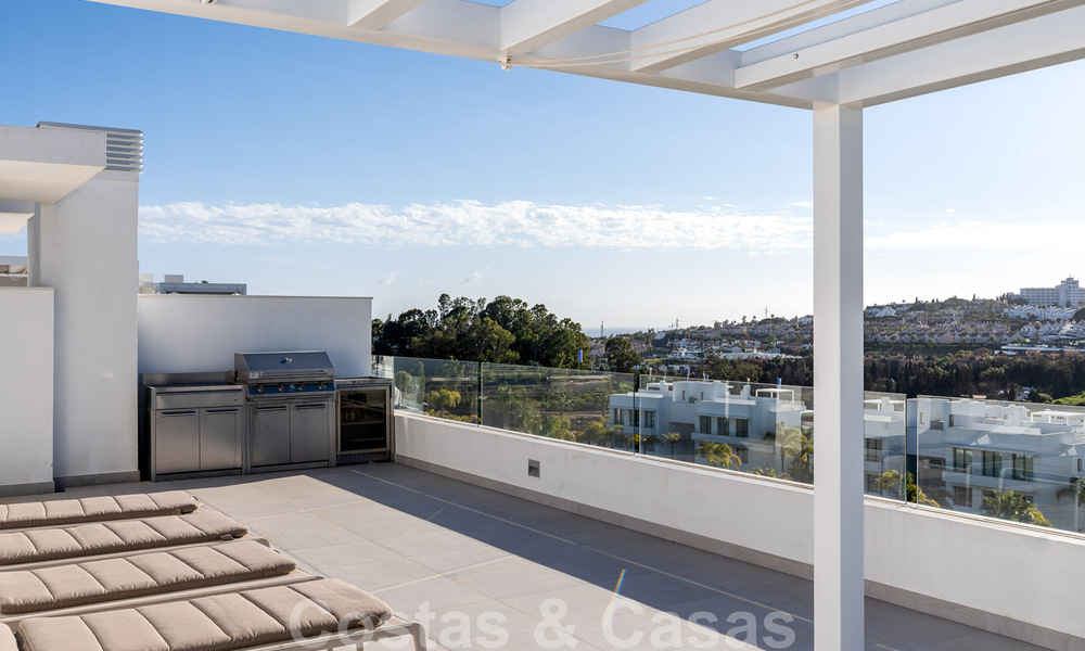 Move in ready! Modern designer penthouse with 3 bedrooms for sale in luxury resort in Marbella - Estepona 33437