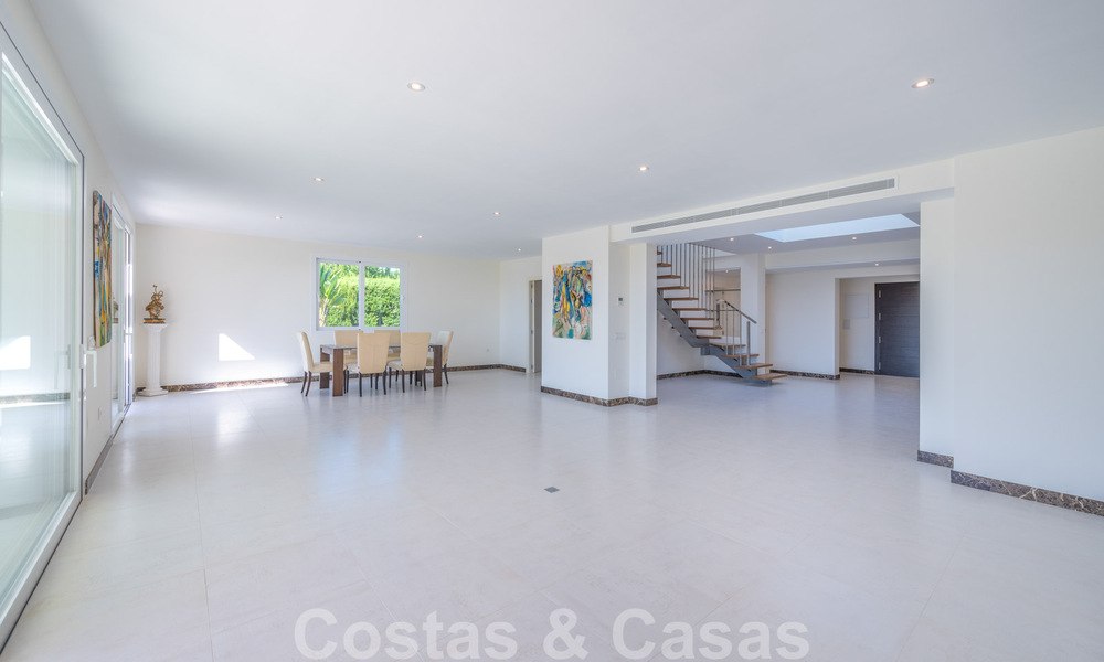 Modern luxury villa for sale in Marbella - Benahavis with panoramic golf views, ready to move in 33493