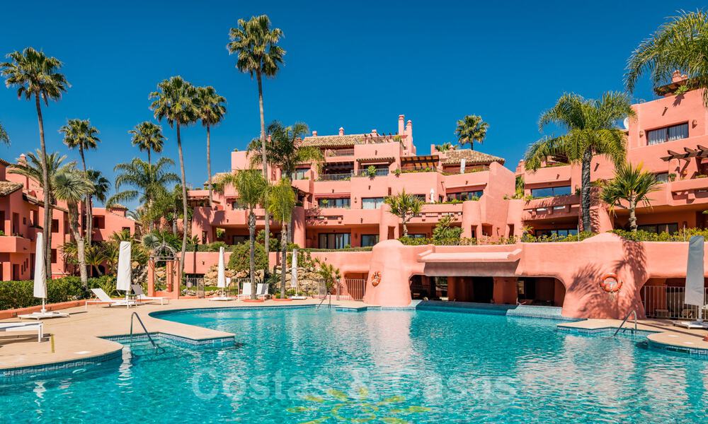 Frontline beach luxury flat for sale with open sea views in an exclusive complex between Marbella and Estepona 34239