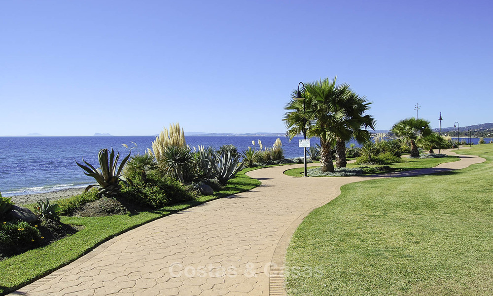 Frontline beach luxury flat for sale with open sea views in an exclusive complex between Marbella and Estepona 34248