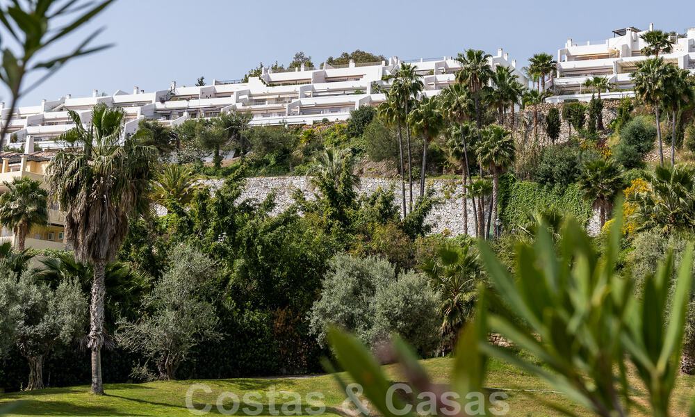 Tastefully renovated apartment for sale with spacious terrace, sea and mountain views in La Quinta golf resort, Benahavis - Marbella 34818