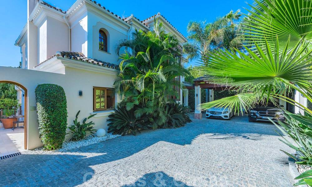 Luxury villa for sale in an exclusive residential area on the beach side of the Golden Mile in Marbella 35048