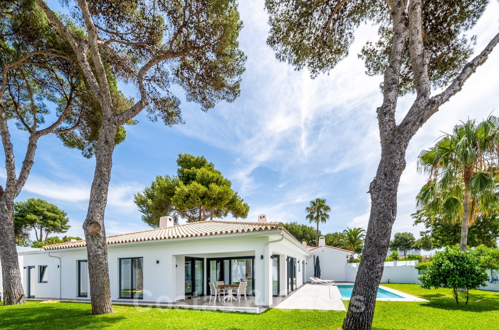 Modern luxury bungalow for sale, beachside Los Monteros, Marbella