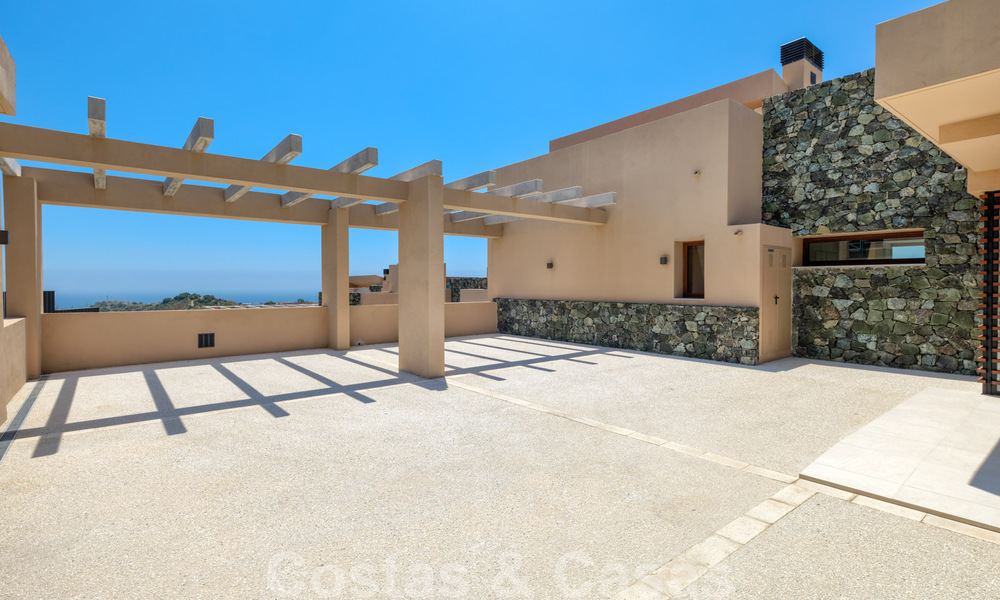 New penthouse with panoramic coastal views for sale in a beautiful mountainside estate, Benahavis, Marbella. Ready to move in. 35453