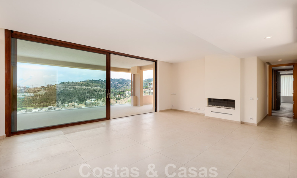New penthouse with panoramic coastal views for sale in a beautiful mountainside estate, Benahavis, Marbella. Ready to move in. 35458