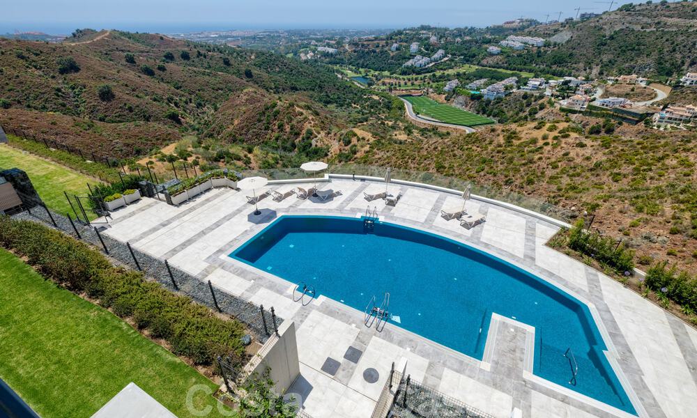 New penthouse with panoramic coastal views for sale in a beautiful mountainside estate, Benahavis, Marbella. Ready to move in. 35481