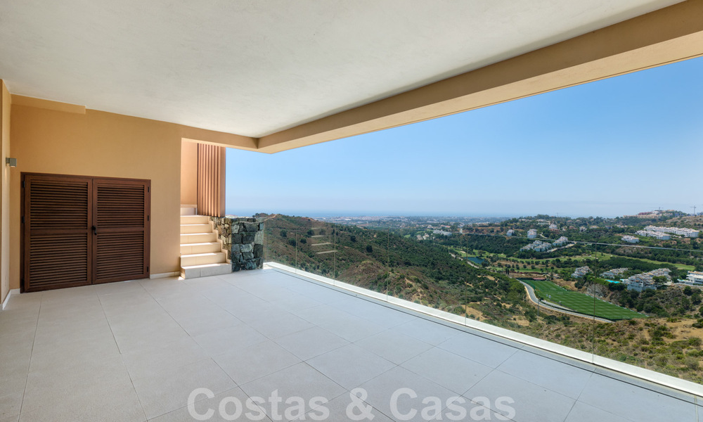 New penthouse with panoramic coastal views for sale in a beautiful mountainside estate, Benahavis, Marbella. Ready to move in. 35483