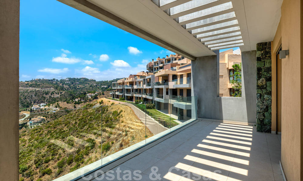 New penthouse with panoramic coastal views for sale in a beautiful mountainside estate, Benahavis, Marbella. Ready to move in. 35485