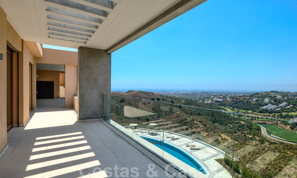New penthouse with panoramic coastal views for sale in a beautiful mountainside estate, Benahavis, Marbella. Ready to move in. 35486