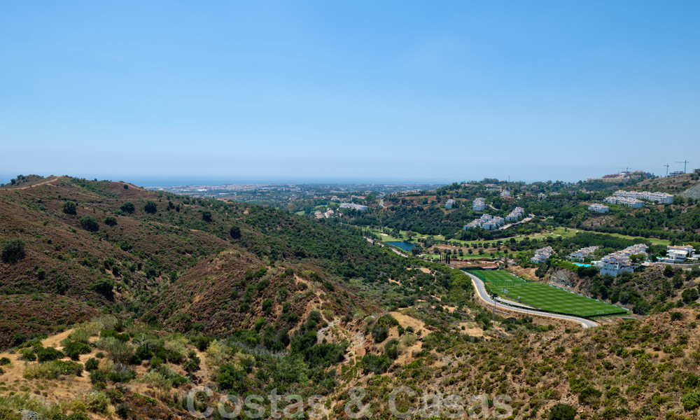 New penthouse with panoramic coastal views for sale in a beautiful mountainside estate, Benahavis, Marbella. Ready to move in. 35493