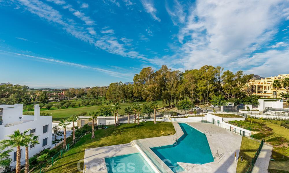 Modern luxury penthouse for sale in a frontline golf designer complex in Benahavis - Marbella 36126