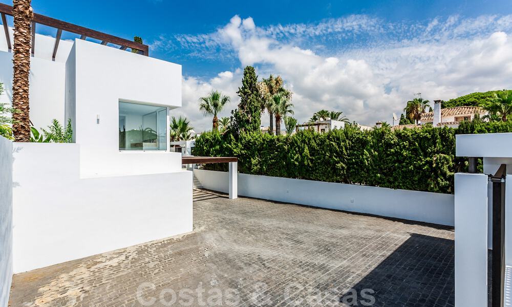 Modern beachside villa for sale in East Marbella with sea views, a stone's throw away from beautiful and cozy beaches 36452