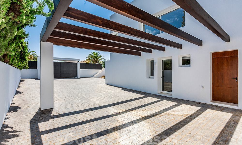 Modern beachside villa for sale in East Marbella with sea views, a stone's throw away from beautiful and cozy beaches 36457