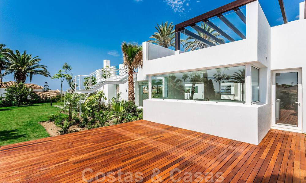 Modern beachside villa for sale in East Marbella with sea views, a stone's throw away from beautiful and cozy beaches 36458