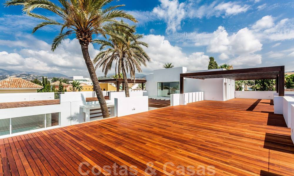 Modern beachside villa for sale in East Marbella with sea views, a stone's throw away from beautiful and cozy beaches 36461