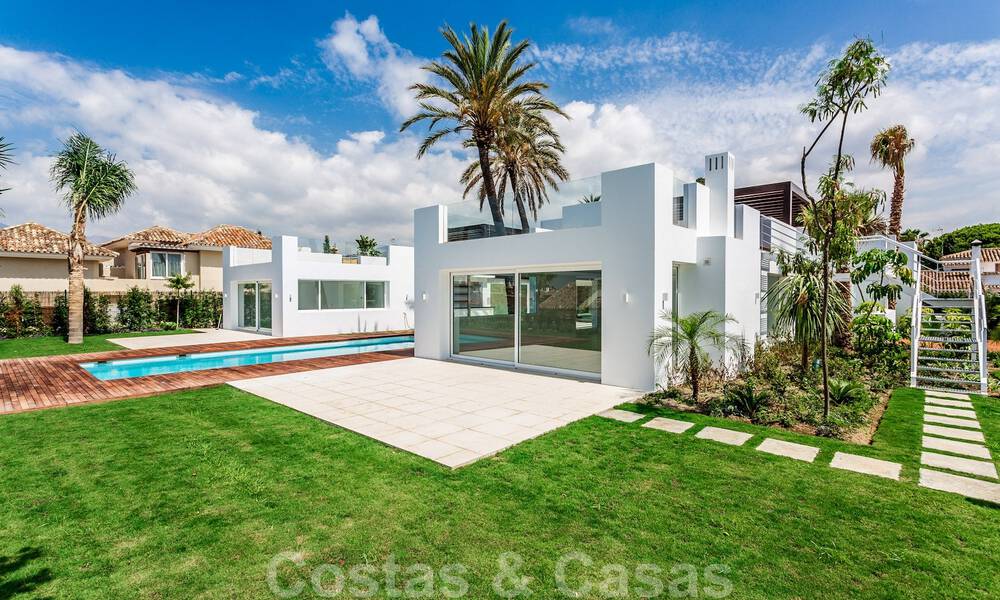 Modern beachside villa for sale in East Marbella with sea views, a stone's throw away from beautiful and cozy beaches 36467