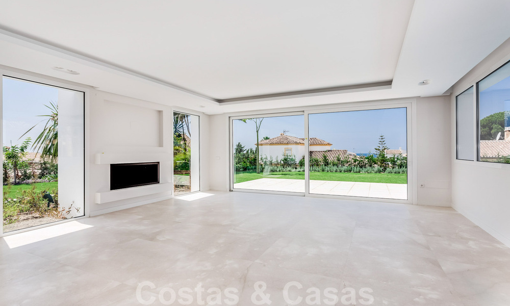 Modern beachside villa for sale in East Marbella with sea views, a stone's throw away from beautiful and cozy beaches 36471