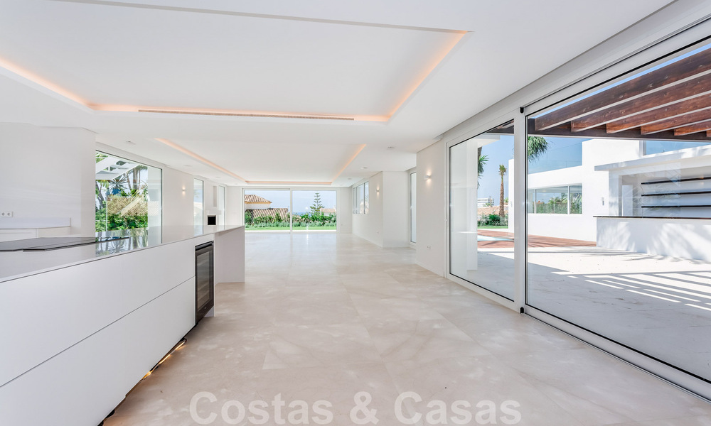 Modern beachside villa for sale in East Marbella with sea views, a stone's throw away from beautiful and cozy beaches 36474