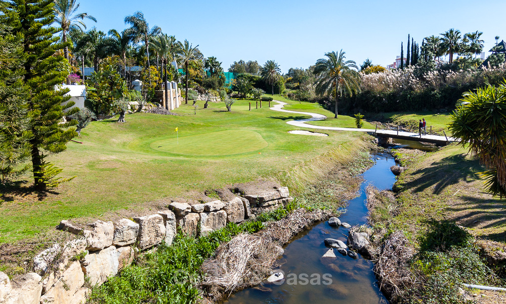 Modern and contemporary villas under construction for sale, a stone's throw from the golf course located in Marbella - Estepona 37028