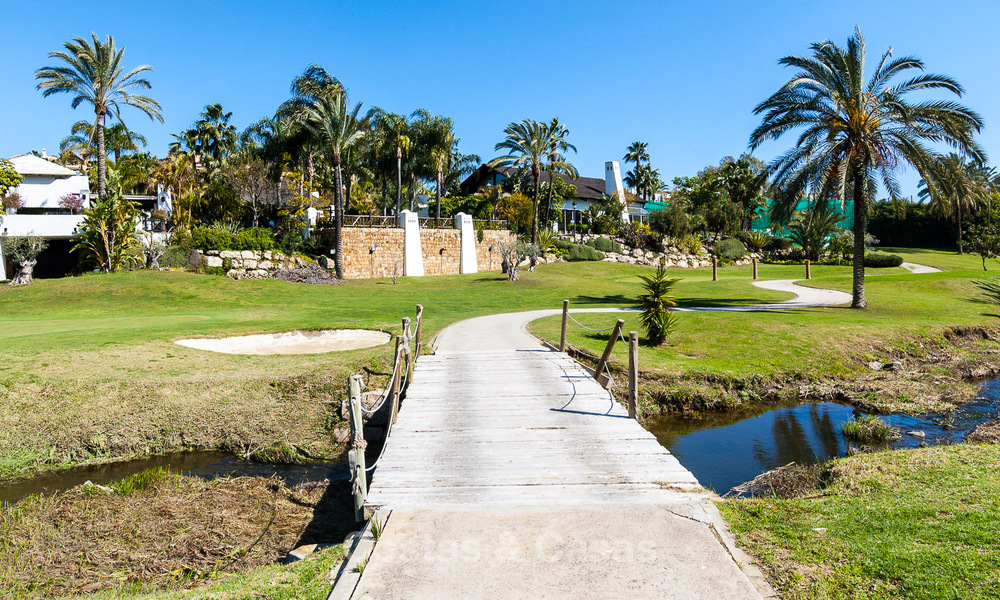 Modern and contemporary villas under construction for sale, a stone's throw from the golf course located in Marbella - Estepona 37029