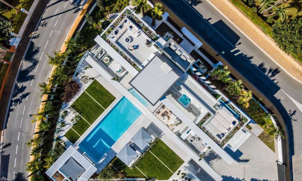 Move in ready, new modern design villa for sale in highly sought-after beachside urbanisation just east of Marbella centre 37567