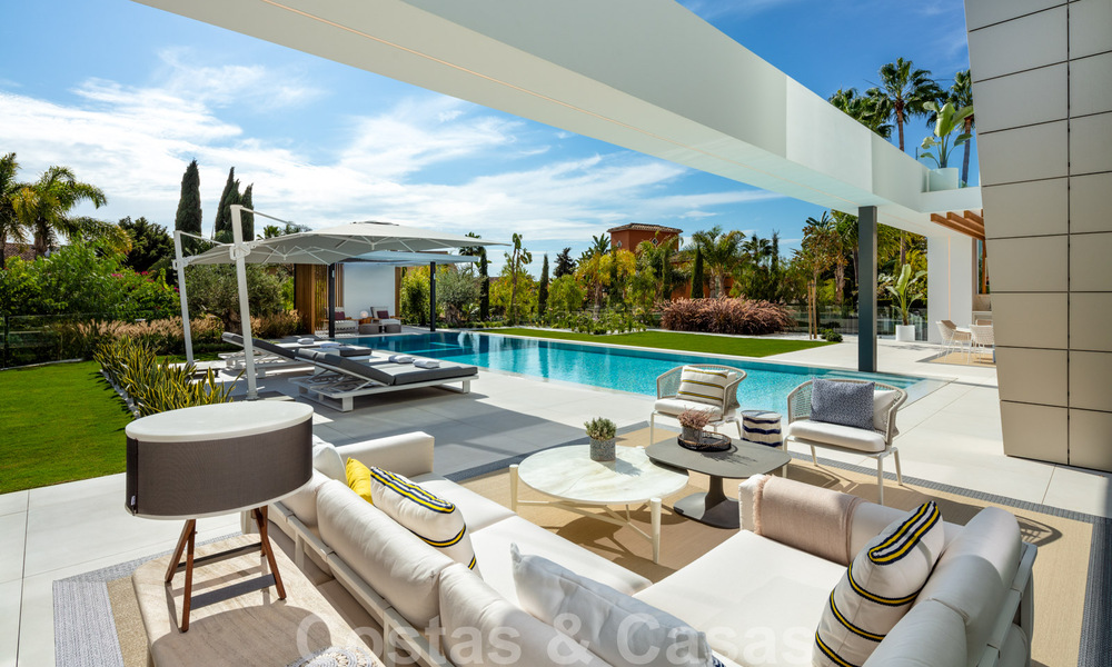 Move in ready, new modern design villa for sale in highly sought-after beachside urbanisation just east of Marbella centre 37568